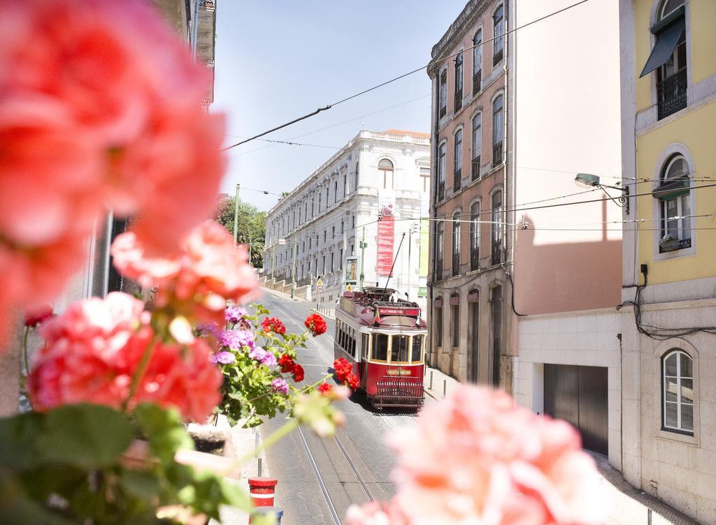 Residencial Valentina Hotel Lisbon Exterior photo Lisbon tram