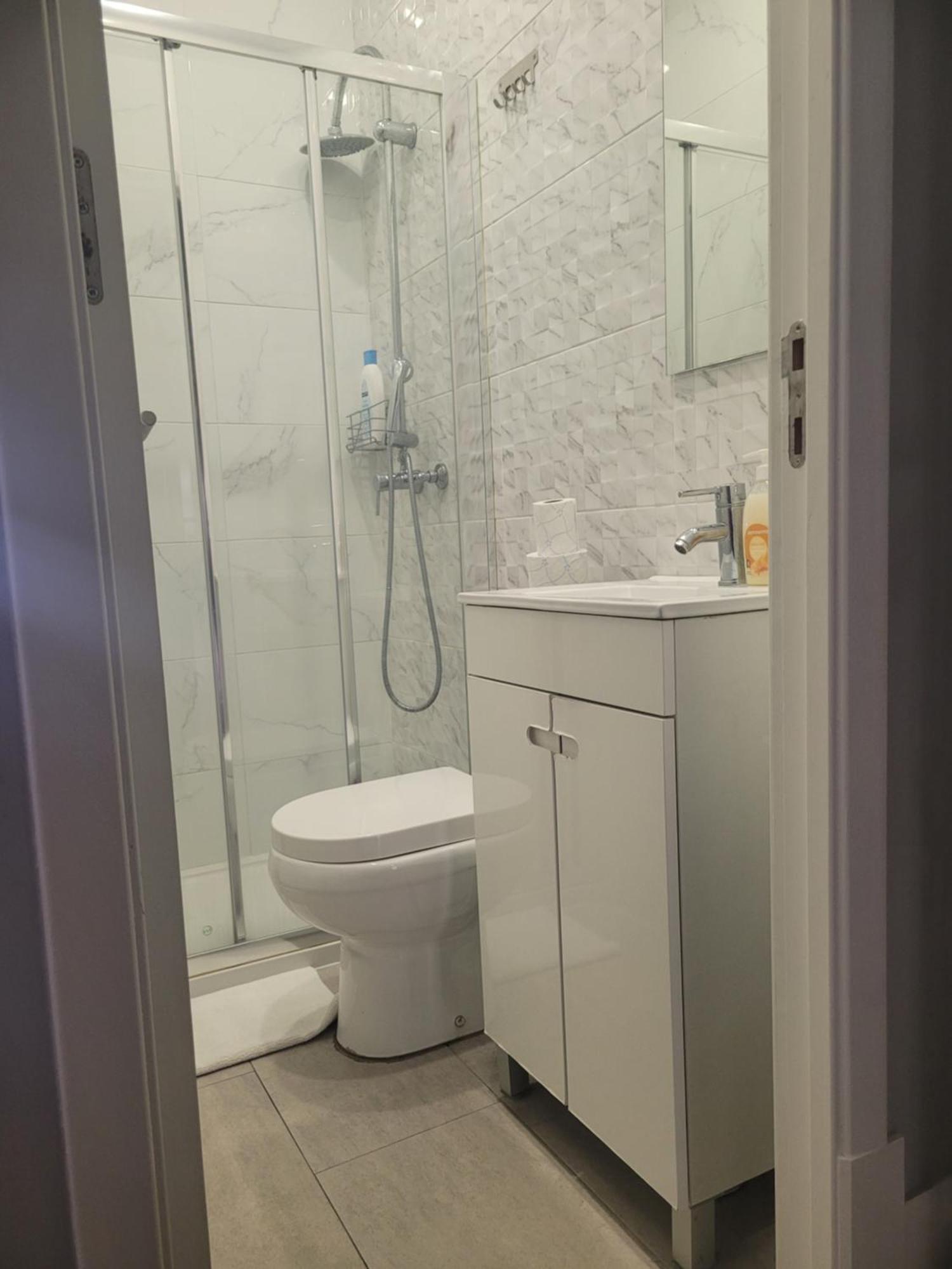 Residencial Valentina Hotel Lisbon Exterior photo A shower room