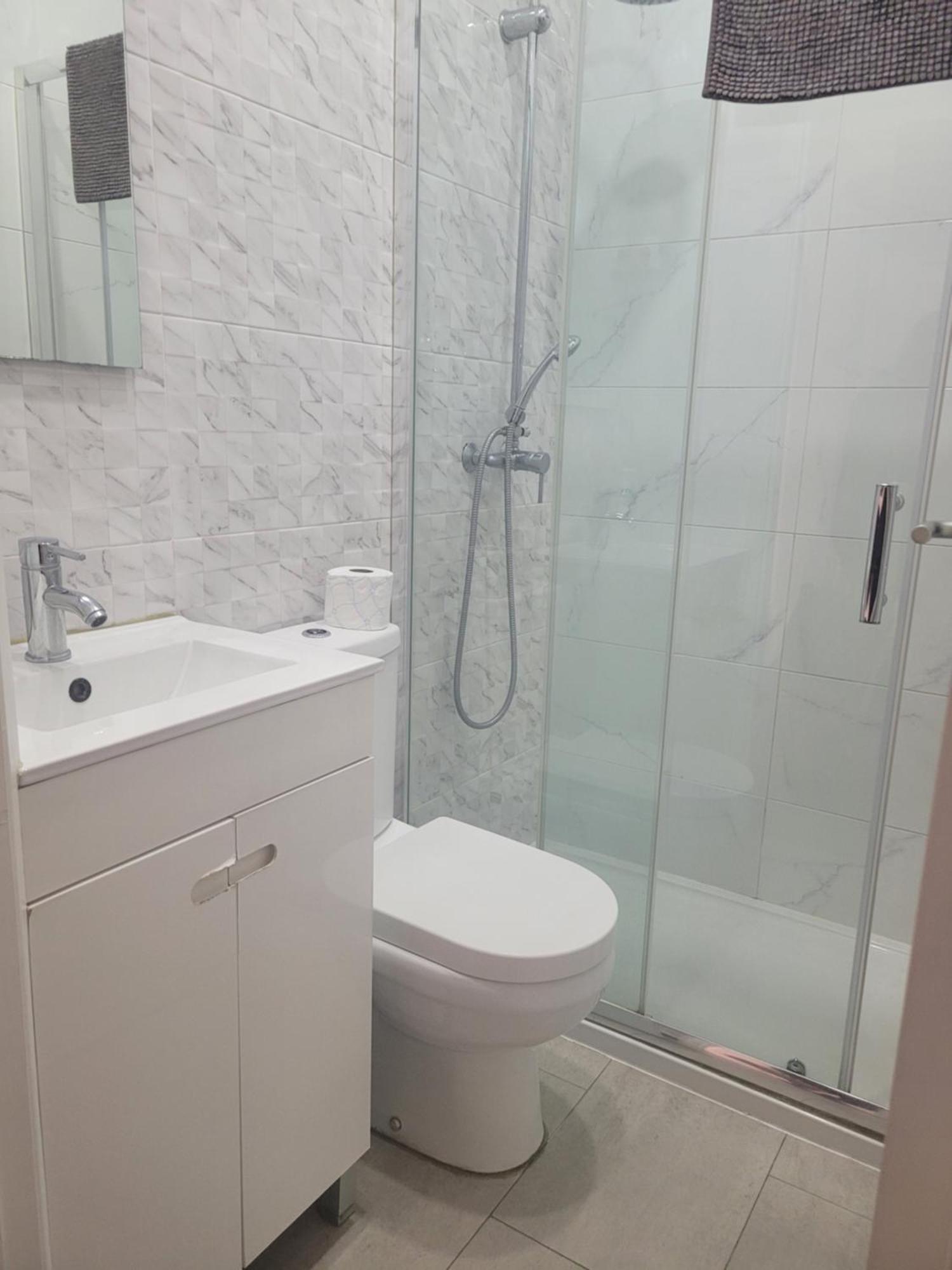 Residencial Valentina Hotel Lisbon Room photo A shower cubicle