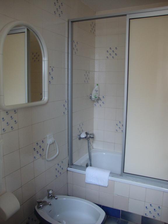 Residencial Valentina Hotel Lisbon Exterior photo A shower door