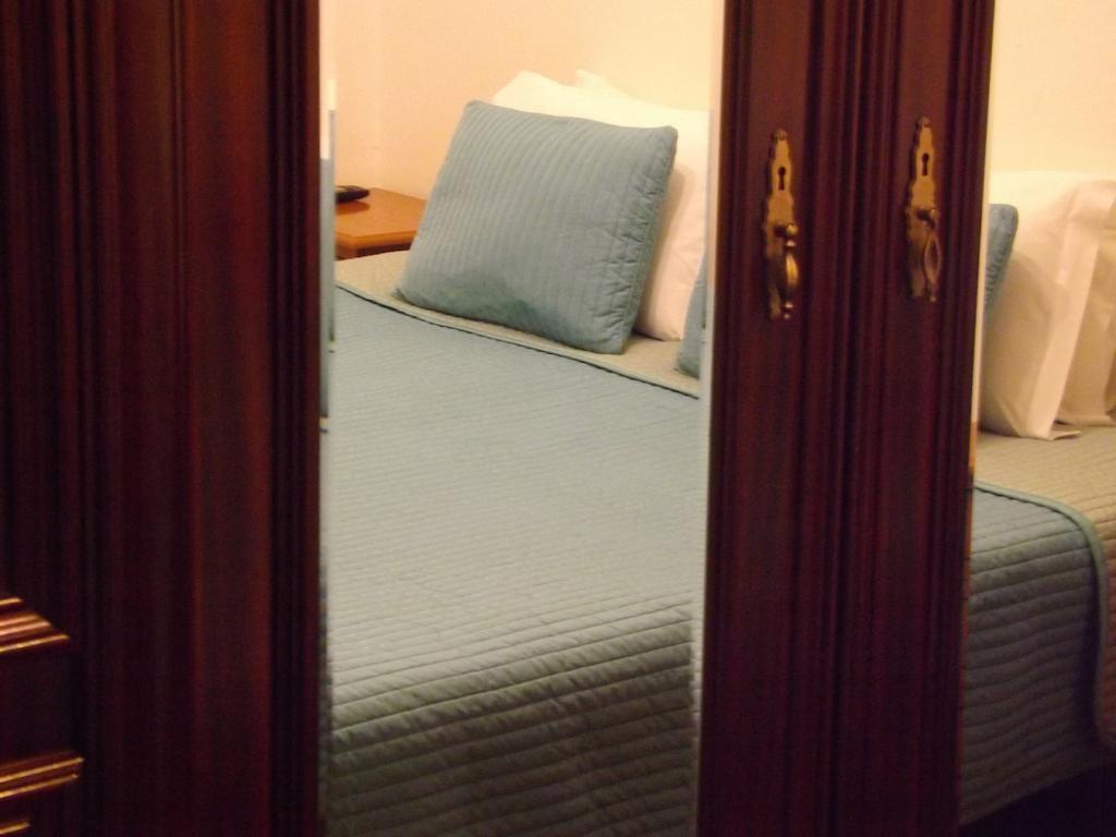Residencial Valentina Hotel Lisbon Exterior photo A bed in a hotel room